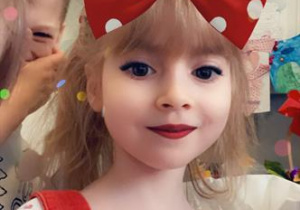 zdjęcie dzieci z nałożonym filtrem z aplikacji snapchat